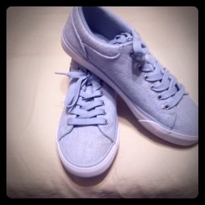 Women's tennis shoes